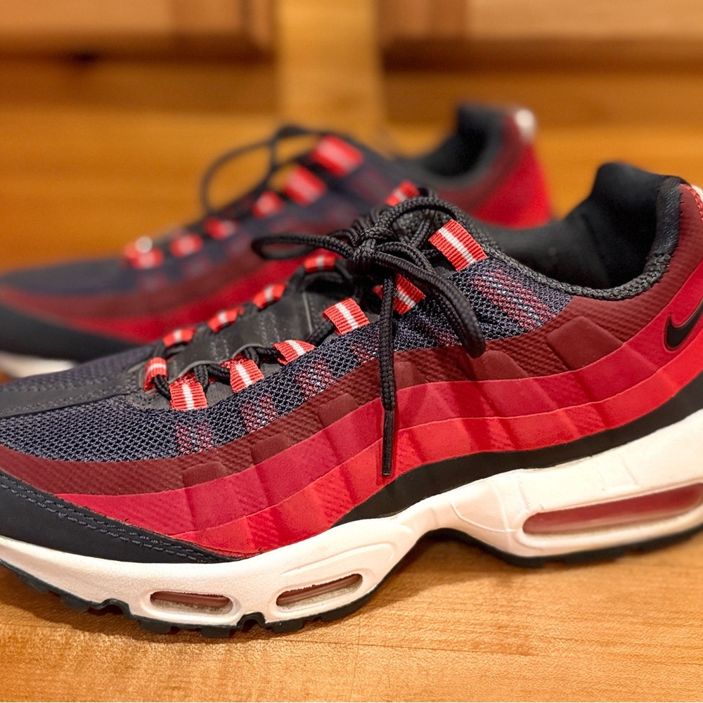 Nike Air Max 95 No-Sew sneakers in the Anthracite and Laser Crimson colorway 8.5